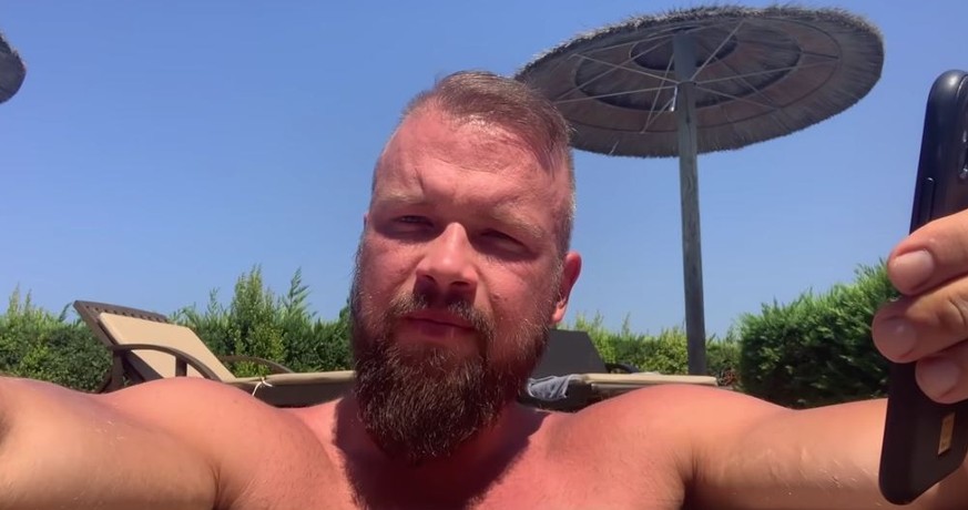 Kollegah weilt in diesen Tagen im Urlaub. Aus einem griechischen Pool reagiert er auf die aktuellen Abzock-Vorwürfe gegen ihn.