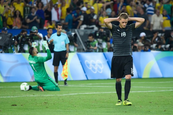 Nils Petersen (GER) rechts enttaeuscht nach seinem verschossenem Elfmeter. Links hinten jubelt Torwart WEVERTON (BRA). GES/ Olympia 2016/ Fussball: Brasilien - Deutschland, 21.08.2016 Olympics 2016: F ...