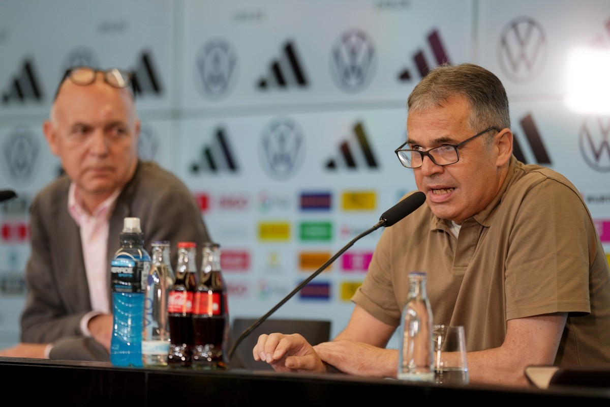 ARCHIV - 18.09.2023, Hessen, Frankfurt/M.: DFB-Präsident Bernd Neuendorf stellt in einer Pressekonferenz Andreas Rettig (r) als neuen Geschäftsführer Sport vor. (zu dpa: «DFB-Sportdirektor Rettig sieh ...
