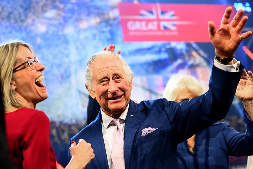 dpatopbilder - 31.03.2023, Hamburg: König Charles III. von Großbritannien, winkt neben Jill Gallard (l), britische Botschafterin in Deutschland, auf der Bühne des von der britischen Botschaft ausgeric ...