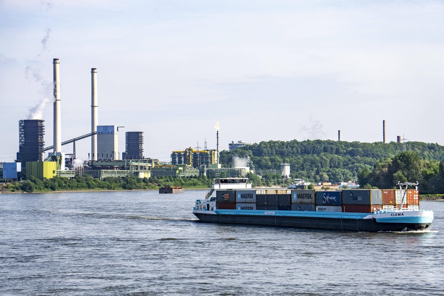 Der Alsumer Berg, Schuttberg, Aussichtspunkt, rechts, ThyssenKrupp Stahlwerk in Duisburg-Marxloh, , Kokerei Schwelgern, Schornstein der Sinteranlage, Container Frachtschiff auf dem Rhein, Duisburg, NR ...