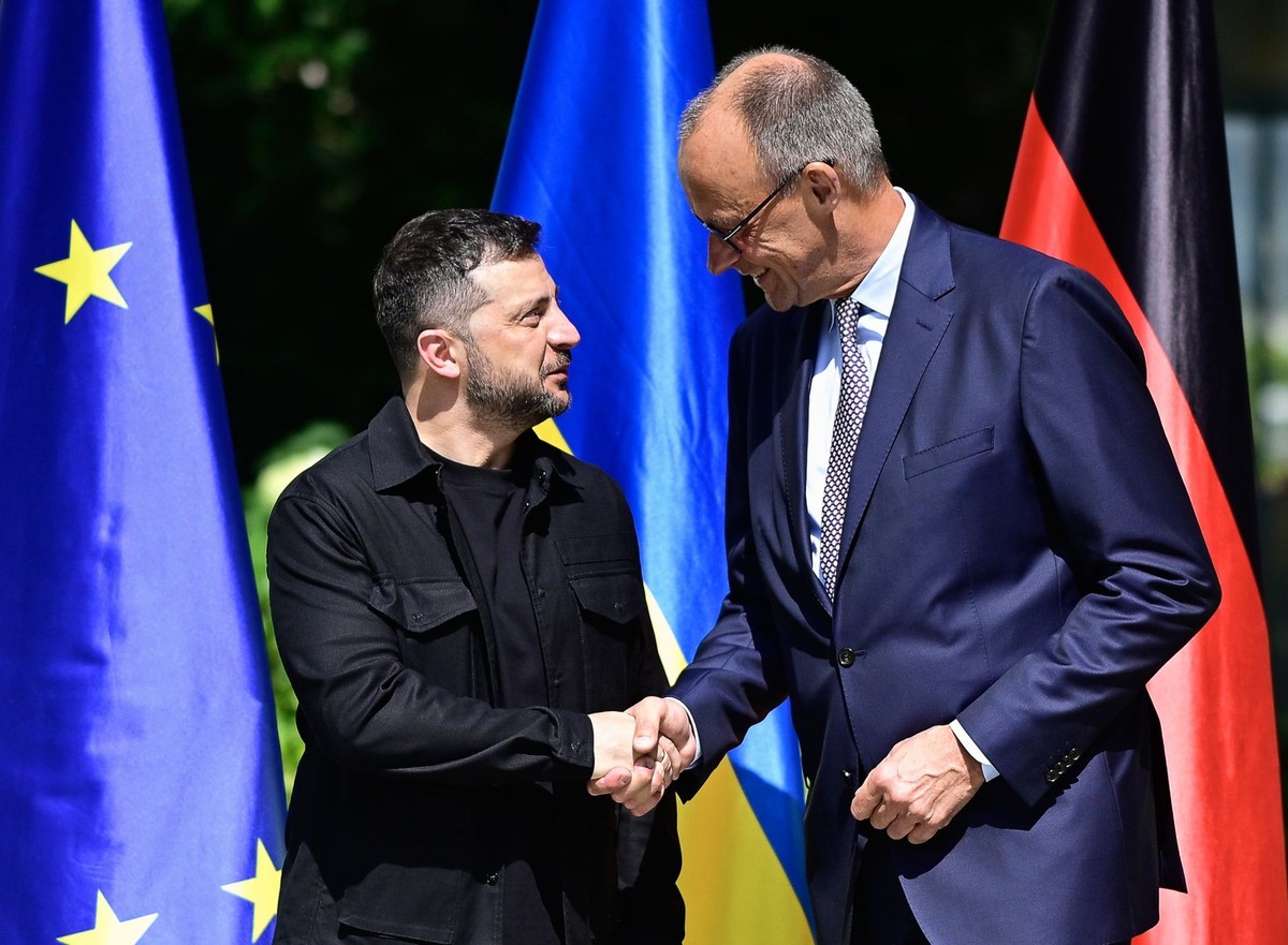 13.08.2025, Berlin: Bundeskanzler Friedrich Merz (CDU, r) begr