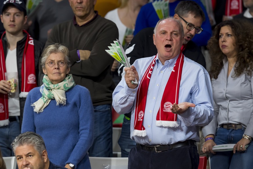 Uli Hoeneß ist Basketballfan. Dass er hier die Klatschpappe für den FC Bayern schwingt, liegt auf der Hand.