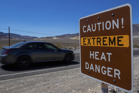 11.07.2023, USA, Death Valley National Park: Ein Schild warnt vor extremer Hitze im Death Valley National Park, Kalifornien. Der Juli ist der heißeste Monat im Park mit einer durchschnittlichen Höchst ...