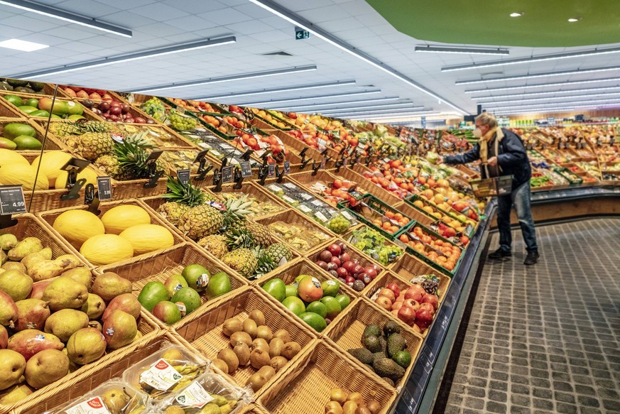 Lebensmittel einkaufen im Supermarkt, Kunde am Obst- und Gem