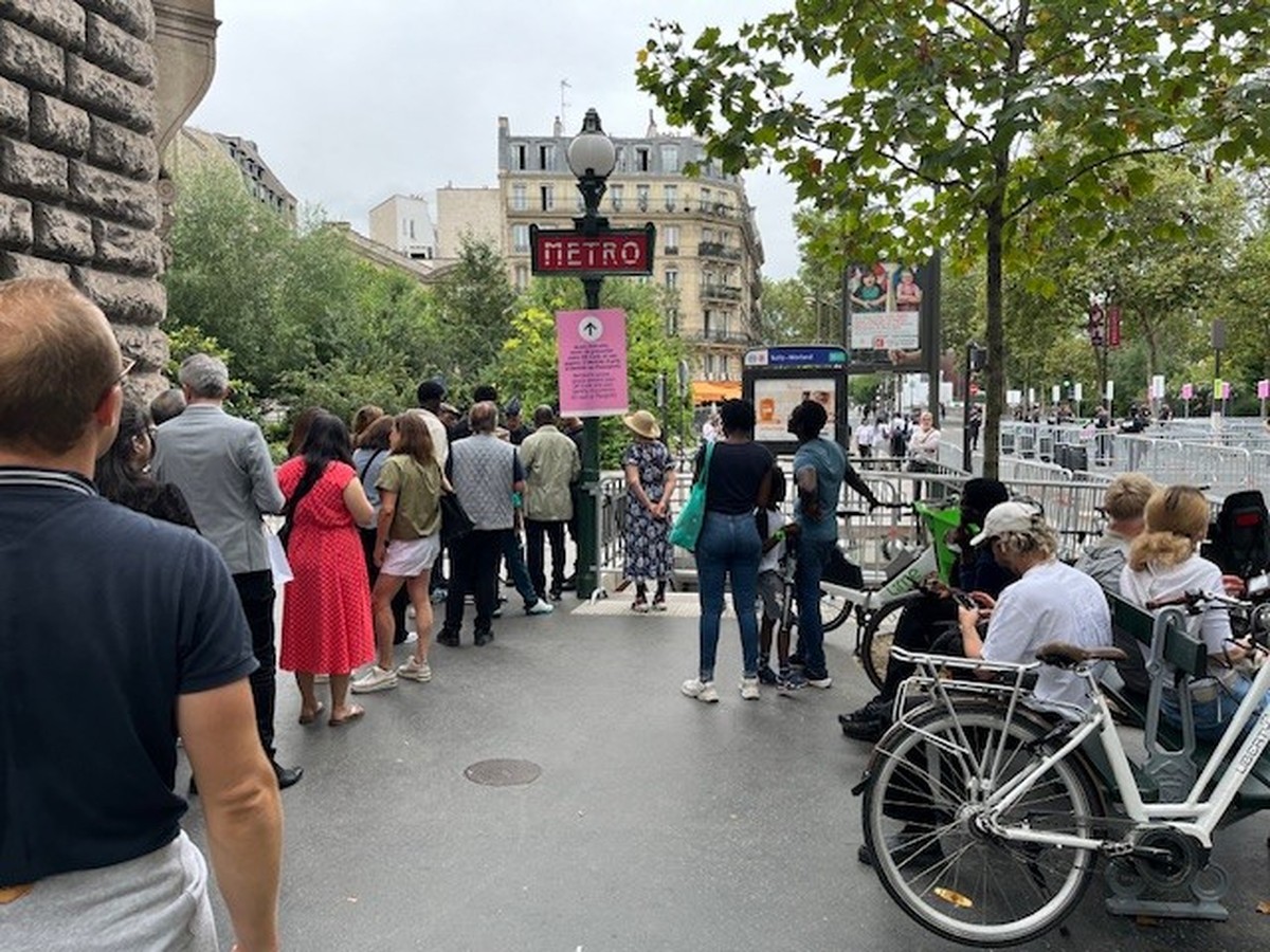 Schlange am Einlass, Paris Olympia