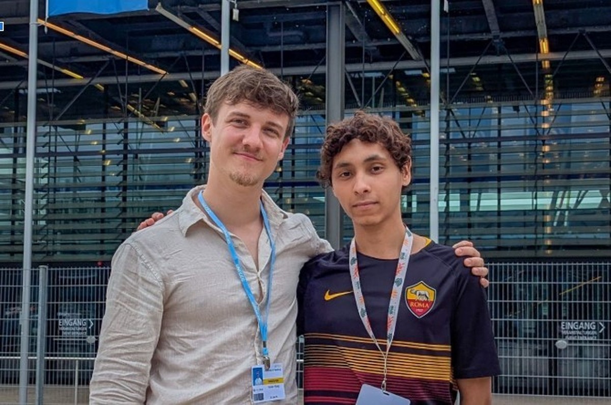 Florian König (l.) engagiert sich für Fridays for Future in Deutschland und Abel Rodrigues in Brasilien.