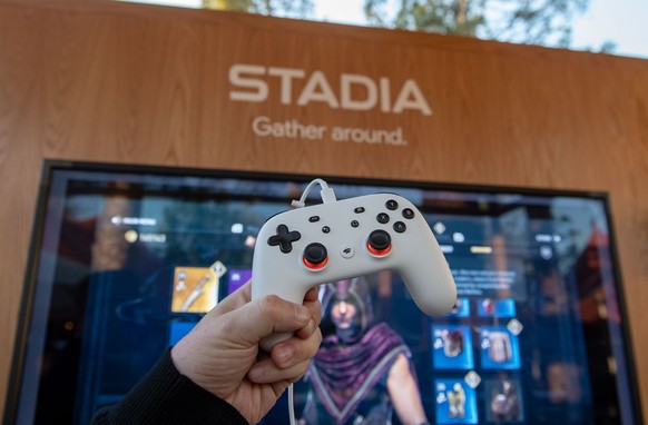 ARCHIV - 07.05.2019, USA, Mountain View: Ein Controller f�r Googles Spieledienst Stadia ist am Rande der Entwicklerkonferenz Google I/O zu sehen. Bei Stadia sollen die Spiele auf Servern im Internet s ...