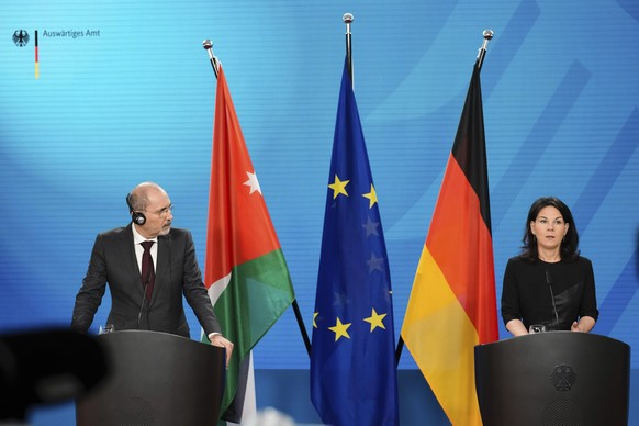 German Foreign Minister Annalena Baerbock, right, briefs the media with her Jordanian counterpart Ayman Safadi, left, after a meeting at the Foreign Ministry Auswaertiges Amt in Berlin, Tuesday, April ...