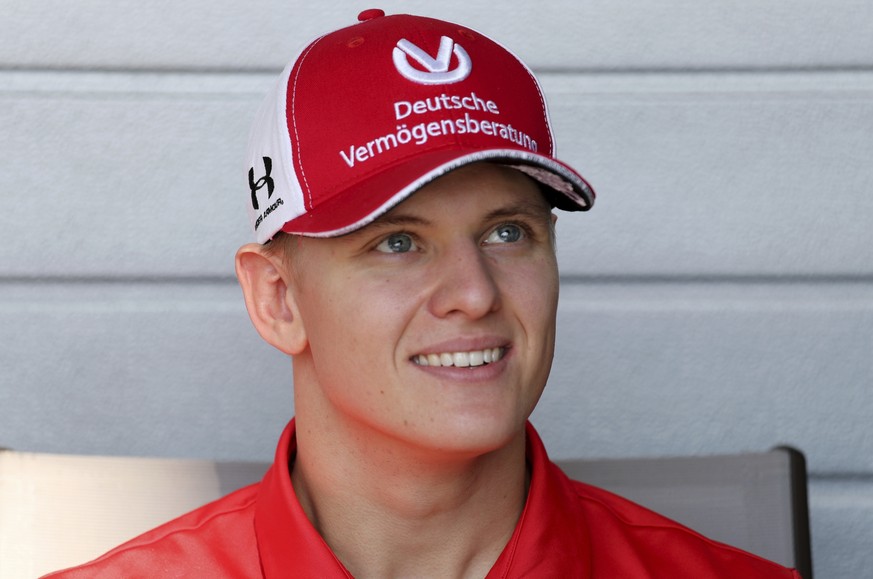 ARCHIV - 28.11.2019, Vereinigte Arabische Emirate, Abu Dhabi: Motorsport: Formel-2-Weltmeisterschaft, vor der Qualifikation. Formel-2-Fahrer Mick Schumacher spricht mit Journalisten auf der Yas Marina ...