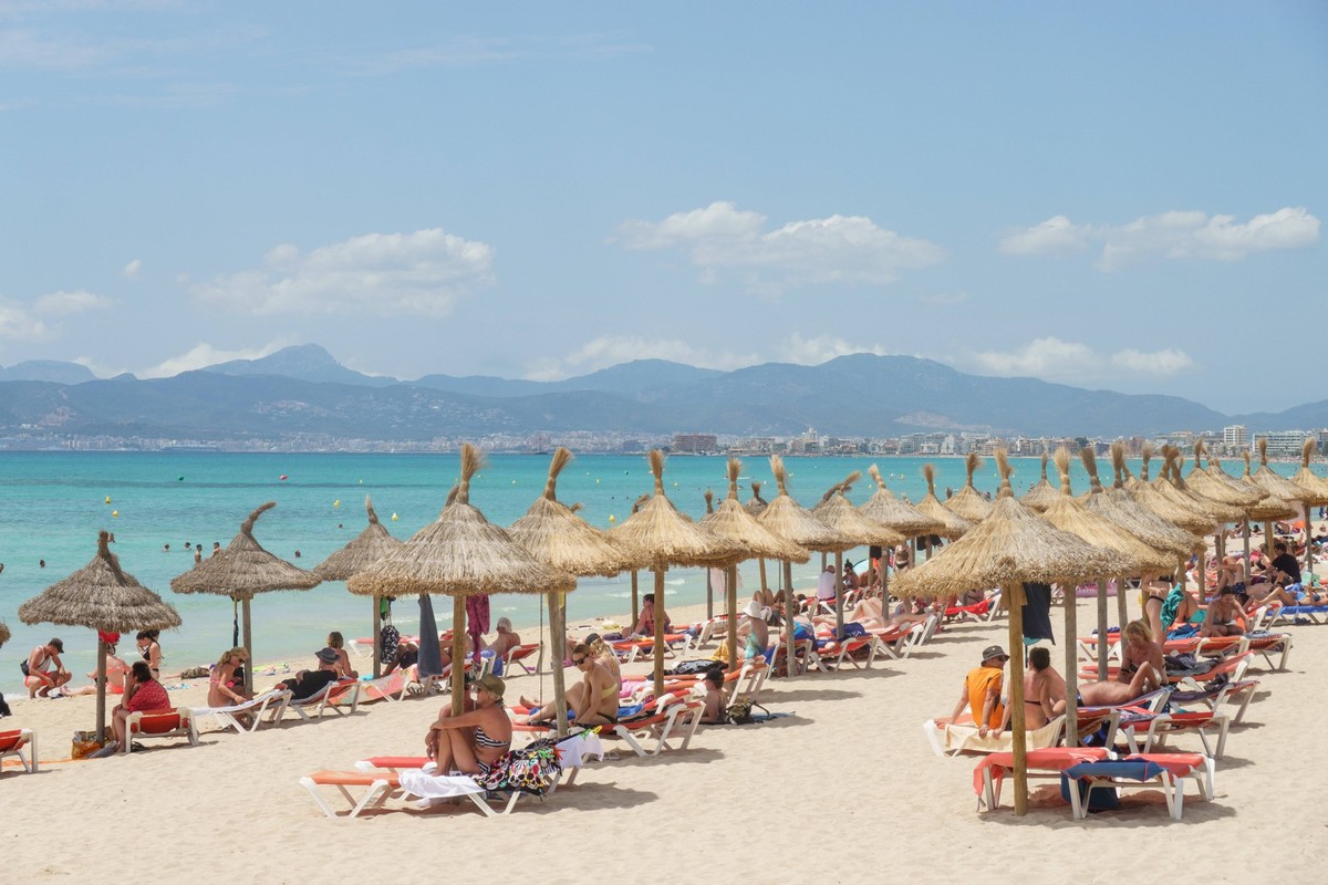 Strandszene an der Playa de Palma und Bucht von Palma im Sommer 2023 - Standabschnit SArenalStrandszene an der Playa de Palma und Bucht von Palma im Sommer 2023 - Standabschnit SArenal, Palma Mallorca ...