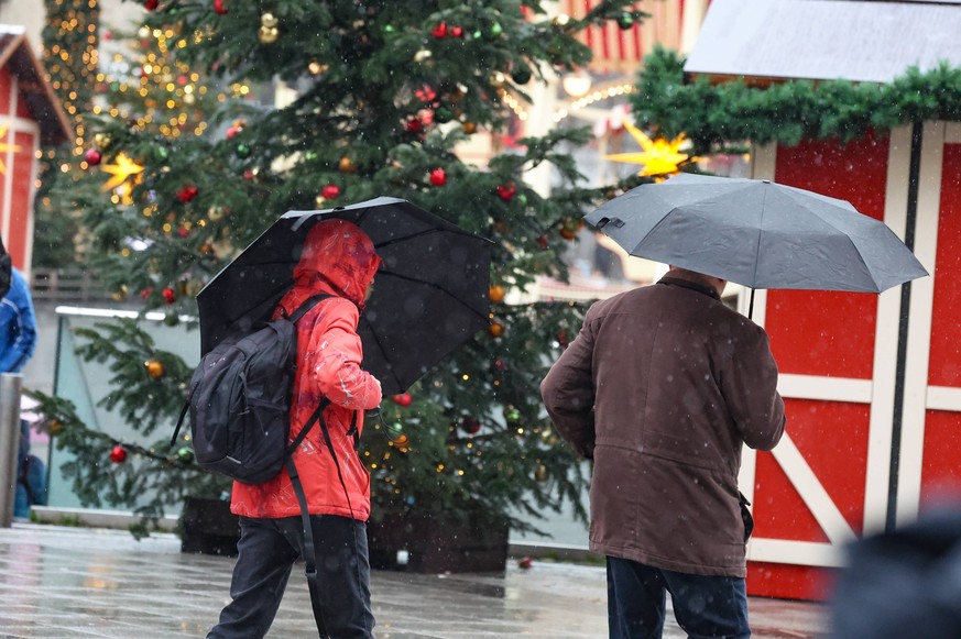 Niedersachsen, Hannover, Wetter, Sturm und Regen, Menschen mit Schirm auf dem Weihnachtsmarkt vor dem Bahnhof, Weihnachten, *** Lower Saxony, Hanover, weather, storm and rain, people with umbrellas at ...