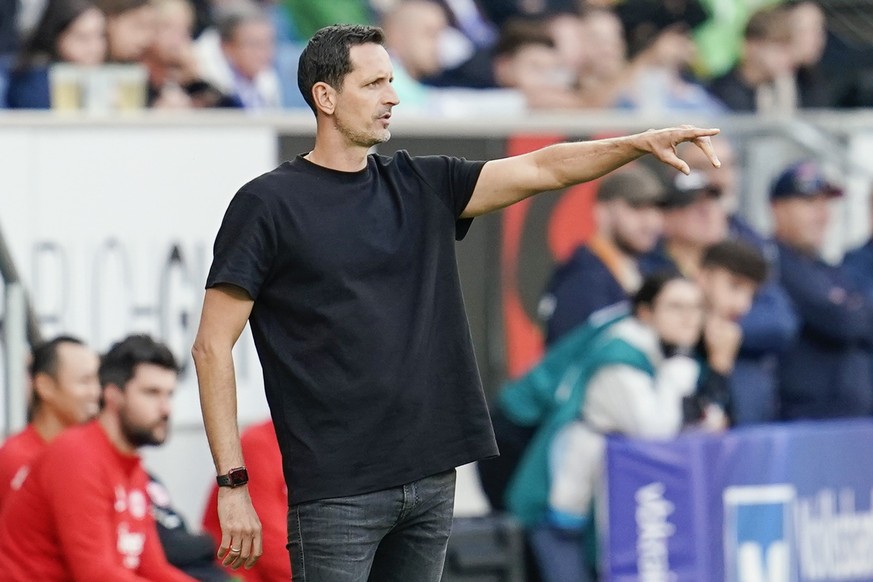 21.10.2023, Baden-Württemberg, Sinsheim: Fußball: Bundesliga, TSG 1899 Hoffenheim - Eintracht Frankfurt, 8. Spieltag, PreZero Arena. Frankfurts Trainer Dino Toppmöller gestikuliert. Foto: Uwe Anspach/ ...