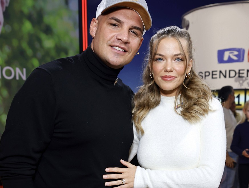 Sänger Pietro Lombardi und seine Verlobte Laura Maria Rypa beim 28. RTL-Spendenmarathon 2023 in den EMG-Studios. Hürth, 17.11.2023 NRW Deutschland *** Singer Pietro Lombardi and his fiancée Laura Mari ...