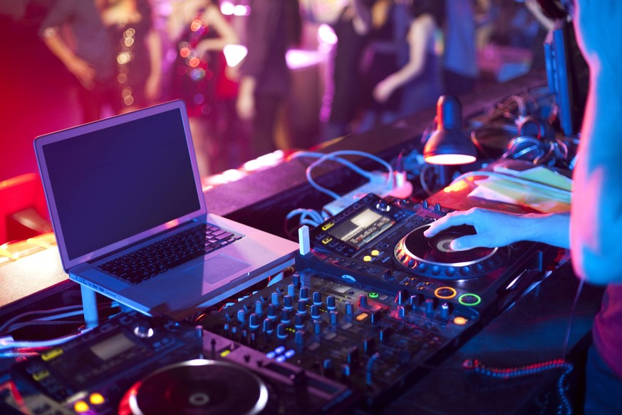 Chinese DJ doing record scratching in nightclub Beijing China Copyright: xLanexOateyx bji02830159