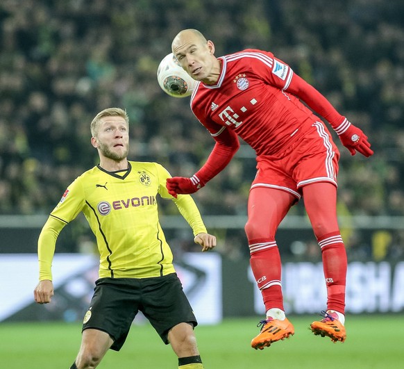 Kopfballduell zwischen v.l. Jakub Blaszcykowski (Dortmund) und Arjen Robben (Muenchen) beim Spiel Borussia Dortmund vs. FC Bayern Muenchen, 1. Bundesliga, Fussball, 23.11.2013 Dortmund Copyright: Homm ...