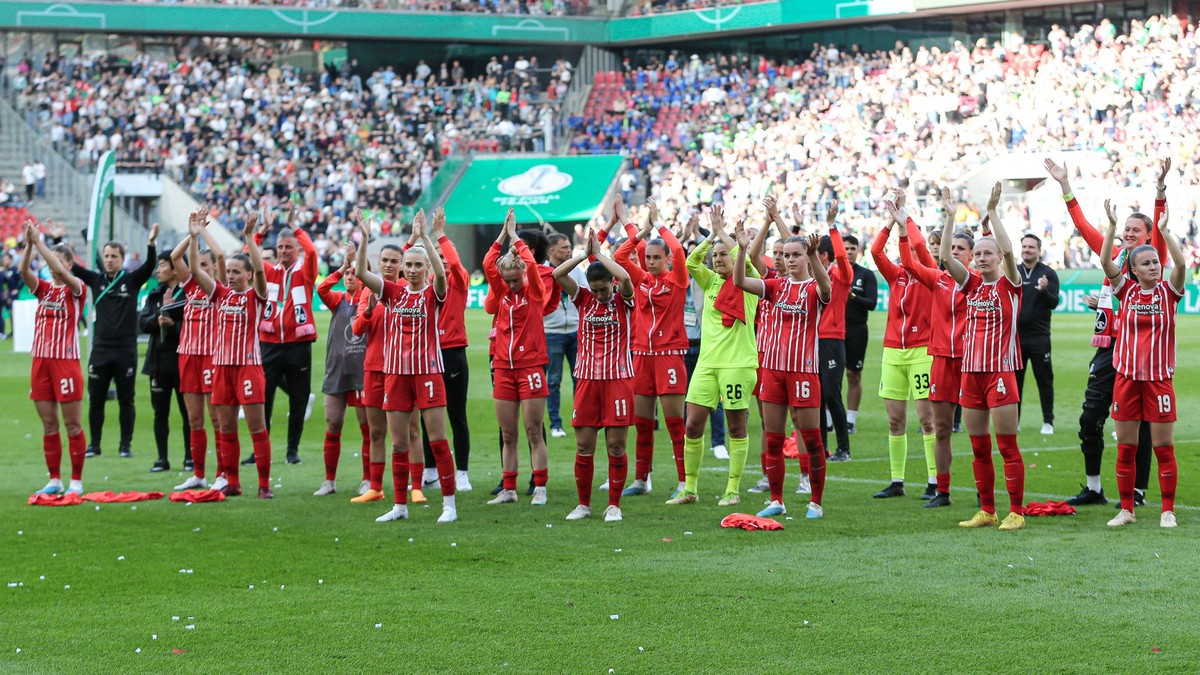 v.li.: Spielerinnen vom SC Freiburg bedanken sich bei den Fans, Zuschauern f�r die Unterst�tzung, Dank an die Fans, Ultras, DIE DFB-RICHTLINIEN UNTERSAGEN JEGLICHE NUTZUNG VON FOTOS ALS SEQUENZBILDER ...
