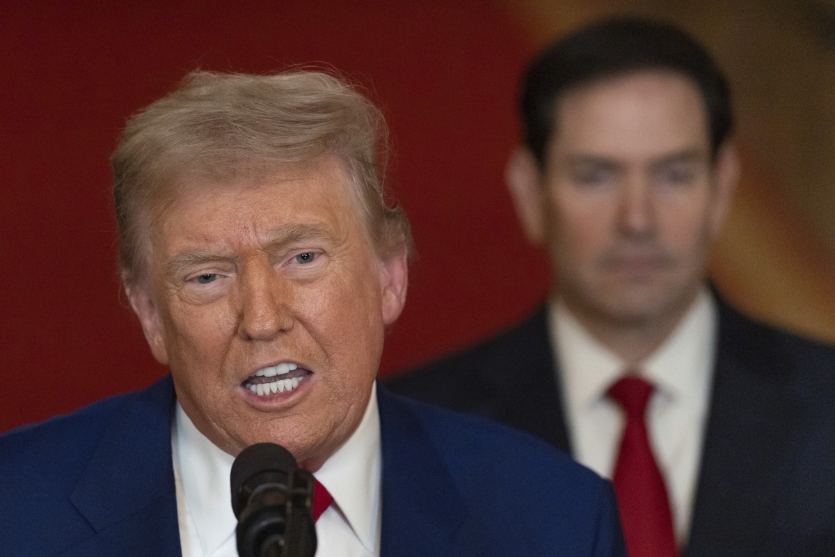 21.06.2025, USA, Washington: US-Präsident Donald Trump (l) spricht im East Room des Weißen Hauses in Washington, nachdem das US-Militär drei iranische Nuklear- und Militäranlagen angegriffen hat und s ...