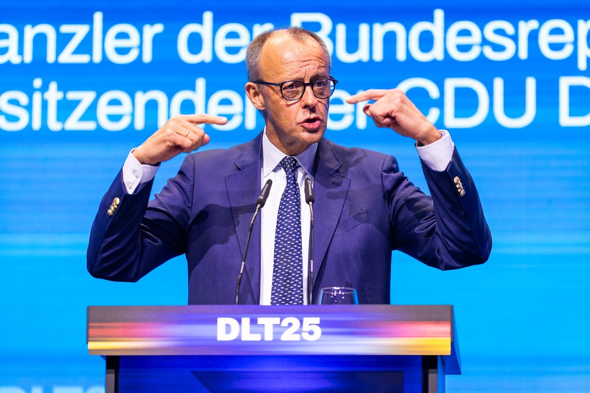 15.11.2025, Baden-Württemberg, Rust: Bundeskanzler Friedrich Merz (CDU) spricht beim Deutschlandtag der Jungen Union (JU) auf der Bühne. Hauptthema des dreitägigen Kongresses dürfte die Reform der Soz ...