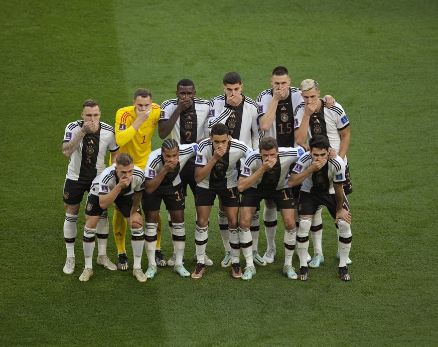 23.11.2022, Fussball Weltmeisterschaft 2022 in Katar, Vorrunde, 1.Spieltag, Deutschland - Japan, Khalifa International Stadium Al-Rayyan, Mannschaftsfoto Deutschland, nach dem Bindenskandal, dem One-L ...