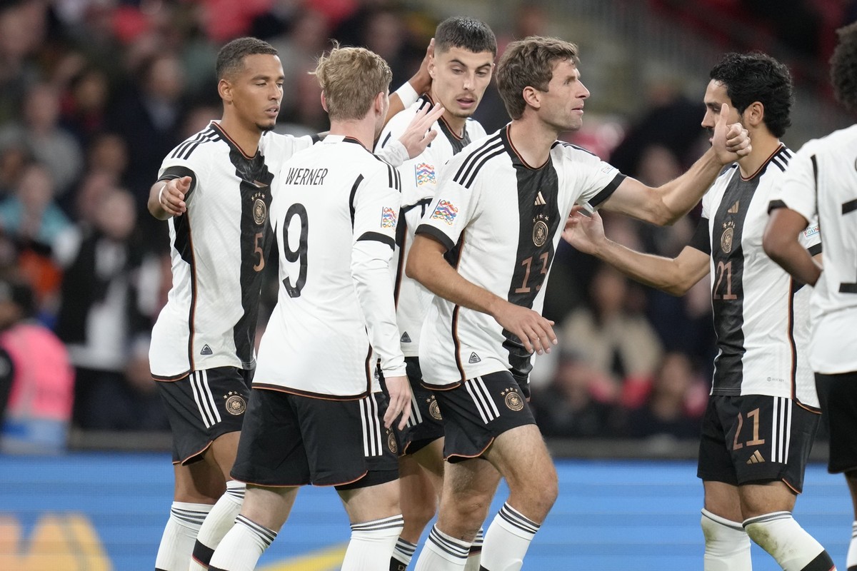 26.09.2022, Gro�britannien, London: Fu�ball: Nations League A, England - Deutschland, Gruppenphase, Gruppe 3, 6. Spieltag im Wembley Stadion. Deutschlands Kai Havertz (3.vl) bejubelt sein Tor zum 3:3  ...