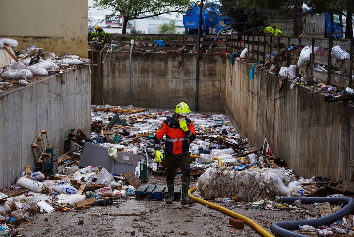 Seventh day in Valencia after the effects of the DANA Damage in the vicinity of the Bonaire shopping center, on November 4, 2024, in Aldaia, Valencia, Comunidad Valenciana Spain The DANA has left, for ...