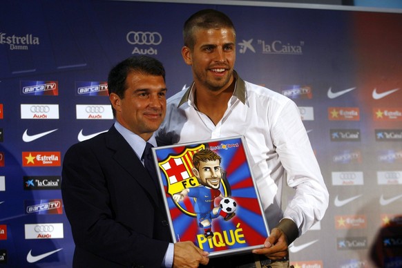 Bildnummer: 03784164 Datum: 03.07.2008 Copyright: imago/Cordon Press/Diario AS
Präsident Joan Laporta begrüßt Neuzugang Gerard Pique (beide FC Barcelona) - Pressekonferenz - PUBLICATIONxINxGERxSUIxRUS ...