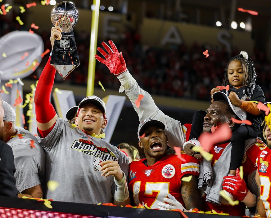Patrick Mahomes (m. Pokal) feiert den Gewinn des Super Bowls.