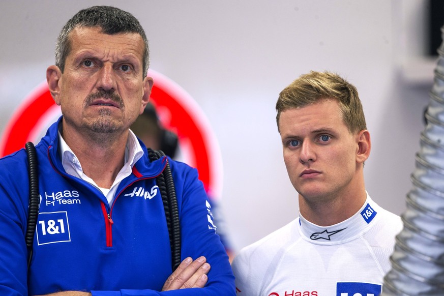 SCHUMACHER Mick F1 Team Haas mit Teamchef von Haas STEINER Guenter FIA Formal 1 GP Holland 2022 am 02.09.2022 in Zandvoord *** SCHUMACHER Mick F1 Team Haas with team boss of Haas STEINER Guenter FIA F ...