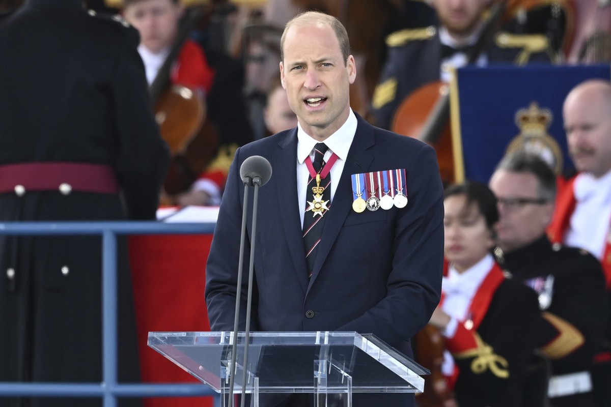 05.06.2024, Großbritannien, Portsmouth: William (r), Prinz von Wales, spricht während einer Gedenkveranstaltung zum 80. Jahrestag des D-Day. Foto: Leon Neal/Pool Getty/AP/dpa +++ dpa-Bildfunk +++