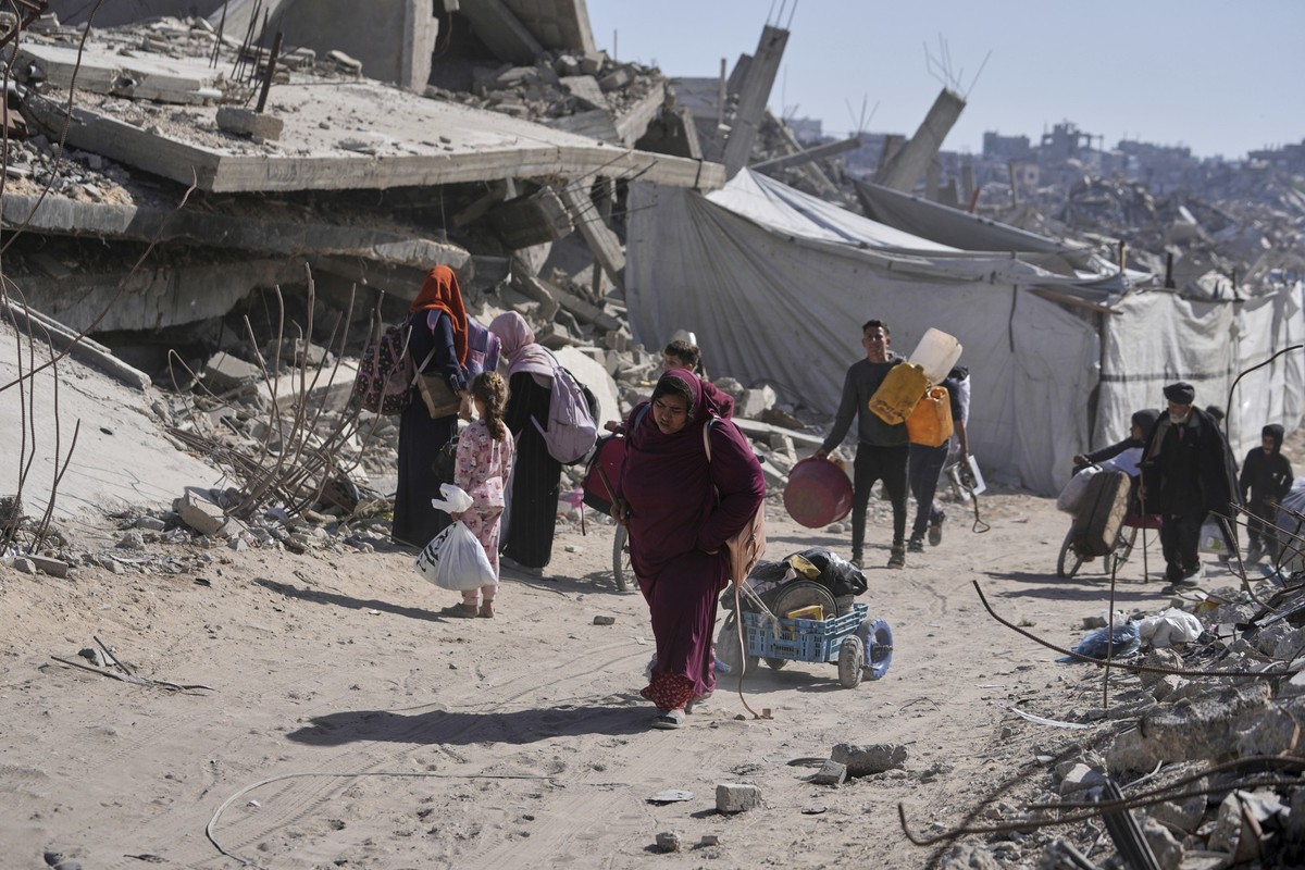Displaced Palestinians fleeing Beit Lahia amid ongoing Israeli military operations in the Gaza Strip arrive in Jabalia, northern Gaza, on Friday, May 16, 2025. (AP Photo/Jehad Alshrafi)