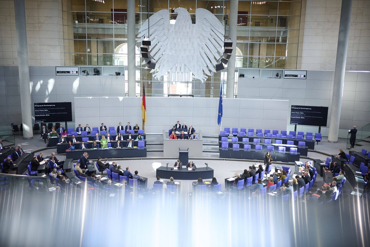 News Bilder des Tages Plenarsitzung im Bundestag in Berlin Nancy Faeser Bundesministerin des Innern und für Heimat, SPD während der Befragung der Bundesregierung im Rahmen der Sitzung des Deutschen Bu ...