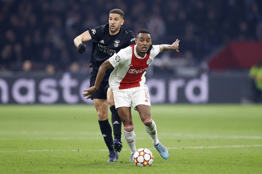 AMSTERDAM, 15-03-2022 JohanCruyff Stadium . UEFA Champions Leaque 1/8 finals second leg, season 2021 / 2022 beween Ajax and Benfica, Benfica player Adel Taarabt and Ajax player Ryan Gravenberch Ajax - ...