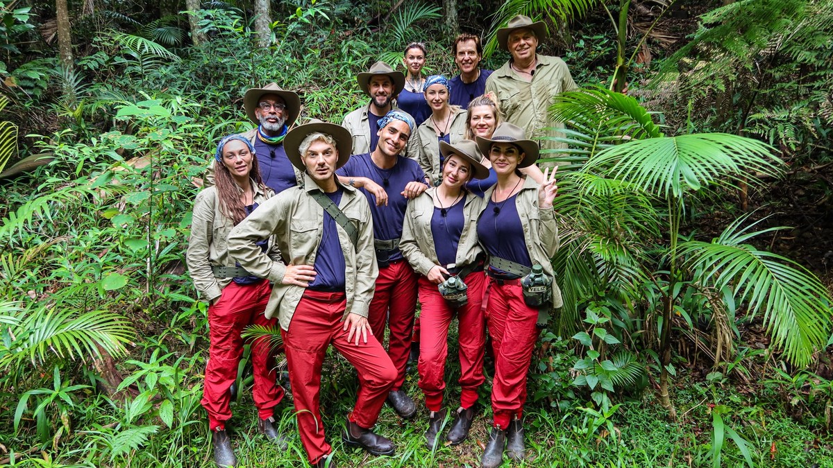 HANDOUT - 24.01.2025, Australien, Brisbane: Die Dschungelstars Lilly Becker (l-r), Pierre Sanoussi-Bliss, Sam Dylan, Maurice Dziwak, Timur Ülker, Edith Stehfest, Anna-Carina Woitschack, Alessia Herren ...