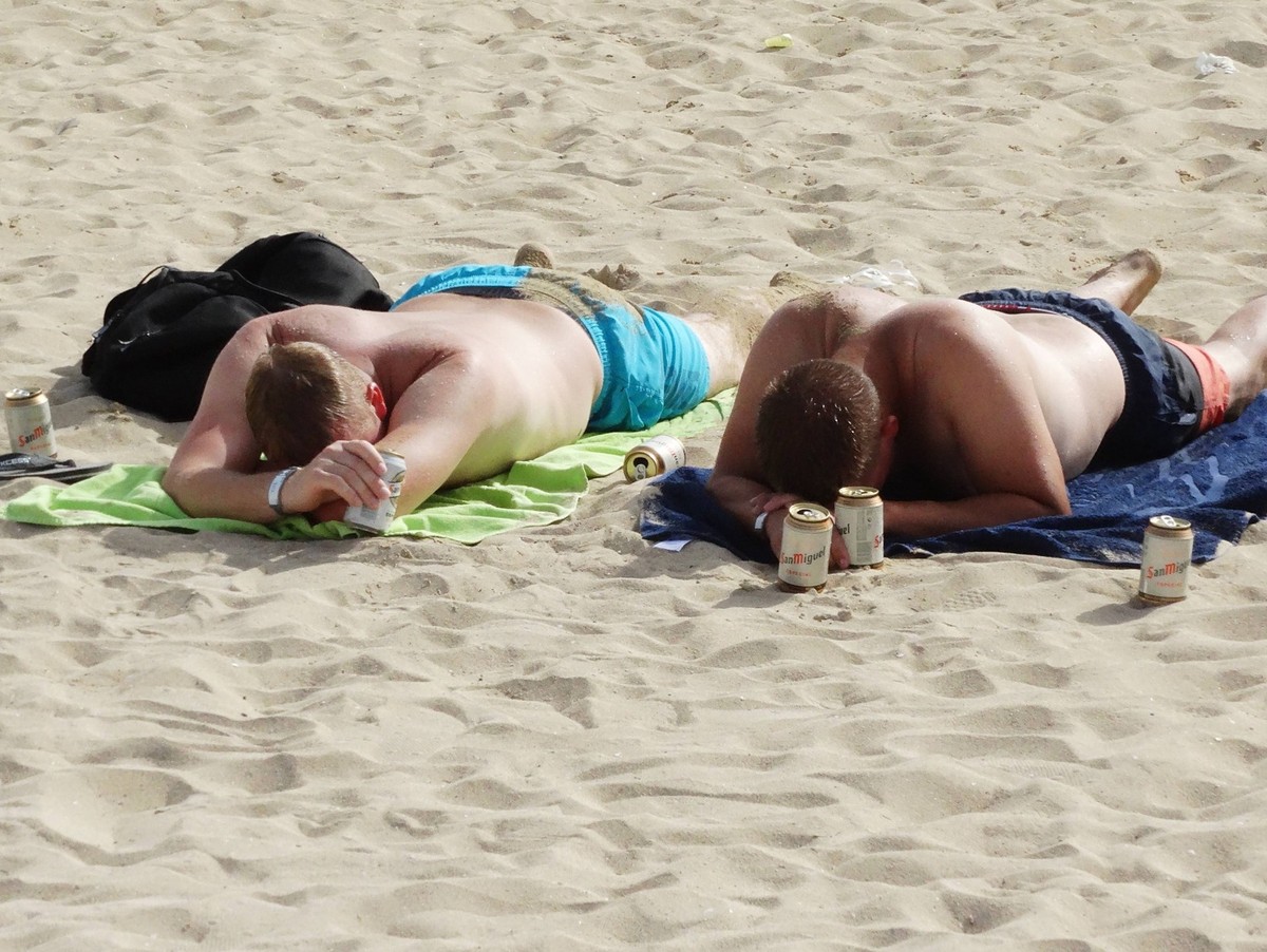 07.07.2019 Palma de Mallorca , SPANIEN , Touristen mit Alkohol an der Playa in El Arenal , nahe Ballermann *** 07 07 2019 Palma de Mallorca , SPAIN , tourists with alcohol at the Playa in El Arenal , ...