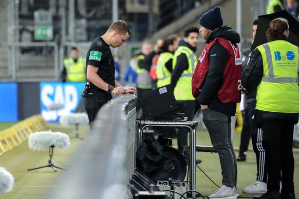 Dr. Robert Kampka (Schiedsrichter) konsultiert den Video Assist Referee, VAR, Videobeweis, Videoschiedsrichter, Video, Aktion, Action, Spielszene, Fussball, Bundesliga, TSG 1899 Hoffenheim - FC Schalk ...