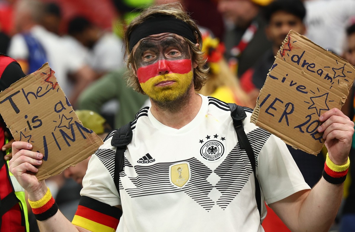 01.12.2022, Katar, Al-Chaur,: Fußball, WM 2022 in Katar, Costa Rica - Deutschland, Vorrunde, Gruppe E, Spieltag 3, im Al-Bait Stadion, ein Fan Deutschlands nach dem Spiel mit einem durchgerissenen Pap ...
