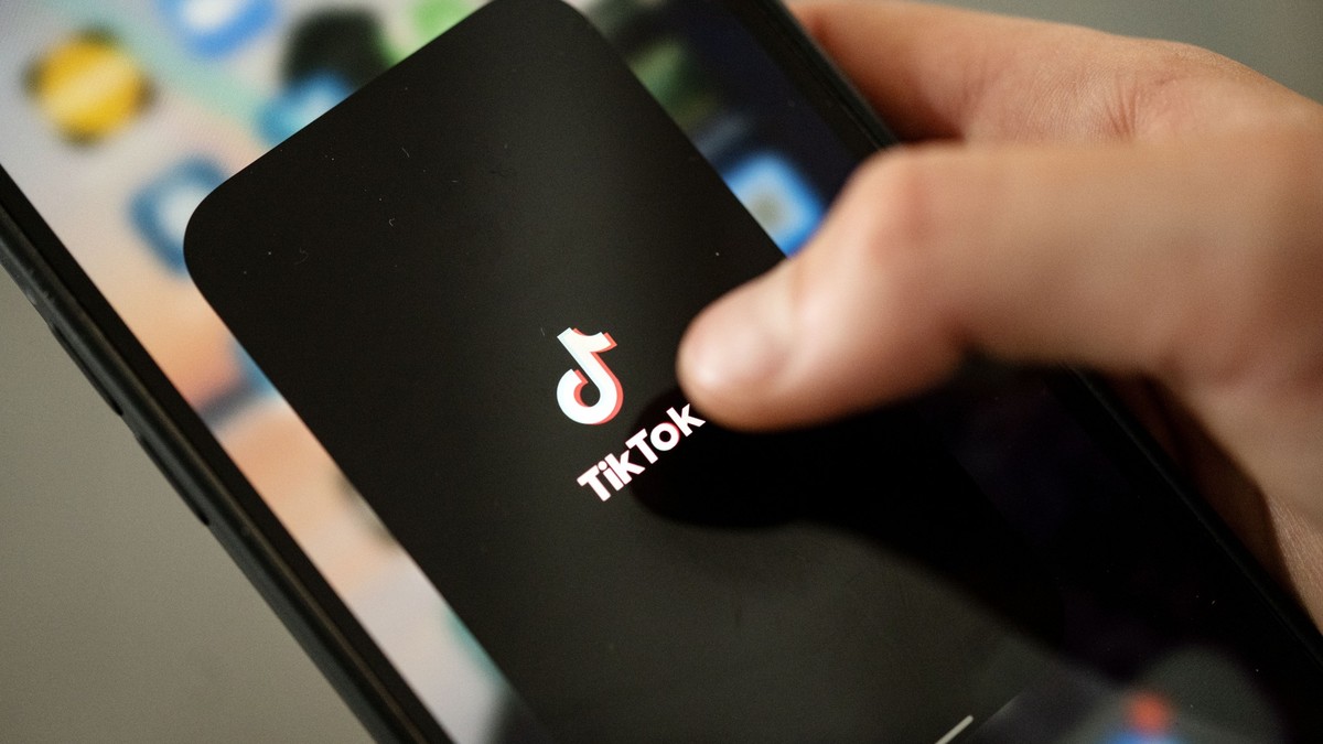 ILLUSTRATION - Wer seine Kündigung öffentlichkeitswirksam auf Tiktok teilt, tut sich damit nicht unbedingt einen Gefallen. (zu dpa: «Darf ich mein Kündigungsgespräch ins Netz stellen?») Foto: Marijan  ...