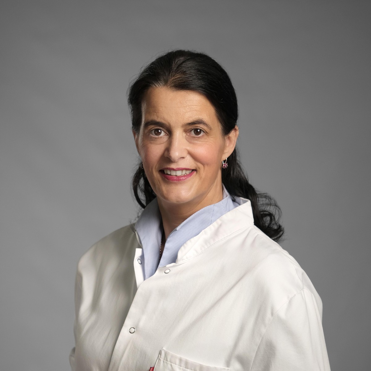Prof. Claudia Traidl-Hoffmann ist Direktorin für Umweltmedizin am Universitätsklinikum Augsburg und erforscht dort die Auswirkungen der Klimakrise auf den Menschen.