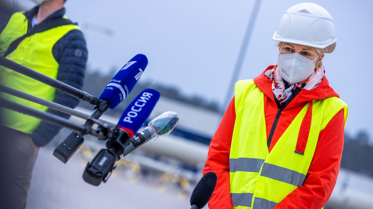Manuela Schwesig (SPD), die Ministerpräsidentin von Mecklenburg-Vorpommern, beantwortet in der Gasanlandestation von Nord Stream 2 die Fragen von russischen Medienvertretern. Die fast fertiggestellte  ...