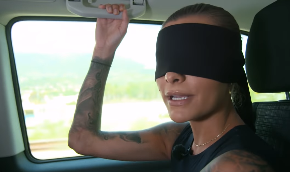 Auf diesem Bild sitzt Thomalla vermutlich erst seit kurzem im Auto. Ihre Fingernägel sind nicht lackiert, ihr Haaransatz ist dunkelblond.