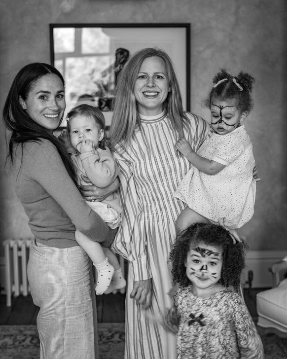 Meghan mit Lilibet und weiteren Party-Gästen.