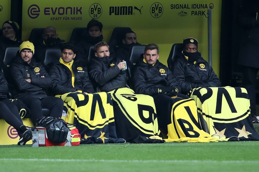 Gewohntes Bild in dieser Saison: Marcel Schmelzer sitzt auf der BVB-Bank.