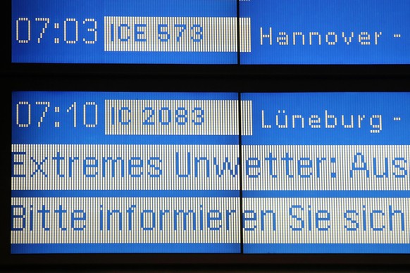 07.02.2021, Hamburg: Auf einer Anzeigetafel im Bahnhof Altona wird auf m�gliches extremes Unwetter hingewiesen. Mehrere Fernverkehrsverbindungen ab Hamburg wurden wegen des heftigen Wintereinbruchs ge ...