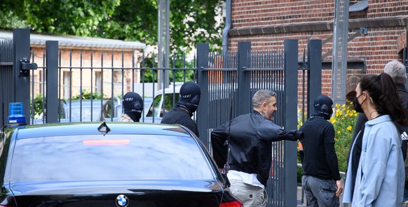 15.06.2022, Brandenburg, Potsdam: Der Rapper Bushido (M) kommt unter Polizeischutz zum Potsdamer Amtsgericht. Die gemeinsame Immobilie des Rappers Bushido und seinem fr