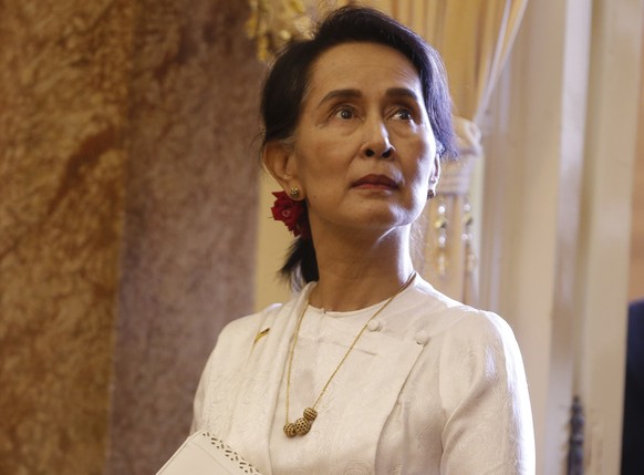 ARCHIV - 13.09.2018, Vietnam, Hanoi: Aung San Suu Kyi, damalige Regierungschefin von Myanmar, wartet auf ein Treffen mit Vietnams Pr