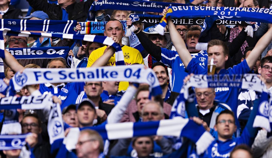 Gelsenkirchen, 01.04.2017 Dortmund Fan im Schalke Block FC Schalke 04 - Borussia Dortmund

Gelsenkirchen 01 04 2017 Dortmund supporter in Schalke Block FC Schalke 04 Borussia Dortmund