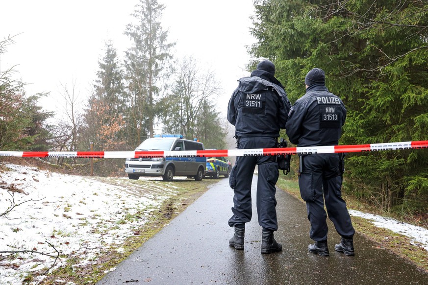 Inzwischen herrscht traurige Gewissheit. Bei der am Sonntag gefundenen Leiche handelt es sich um die 12-jaehrige jährige Luise F. aus Freudenberg die seit Samstagabend vermisst wurde. Der Fundort der  ...