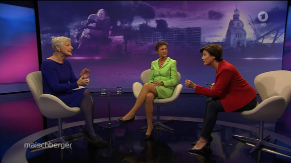 Sandra Maischberger (re.) hat alle Hände voll zu tun, die Diskussion von Marieluise Beck und Sahra Wagenknecht zu lenken.