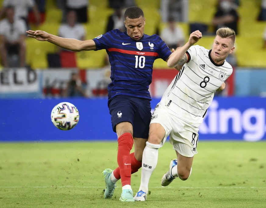 Germany&#039;s Toni Kroos, right, challenges France&#039;s Kylian Mbappe during the Euro 2020 soccer championship group F match between Germany and France at the Allianz Arena stadium in Munich, Tuesd ...